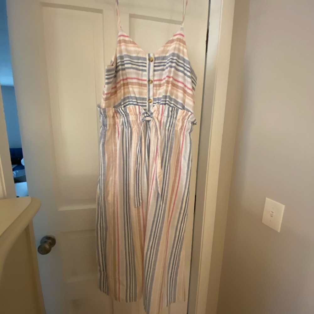 Midi dress with belt at the waist